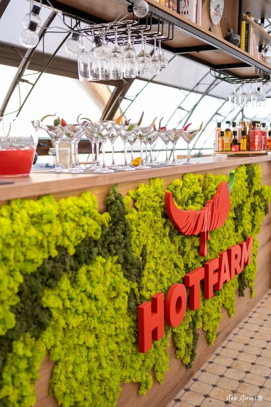Барът с мъхова стена и логото на Hot Farm
